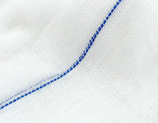 Röntgendetektierbare, sterilisierte Mullrollen für den chirurgischen Einsatz